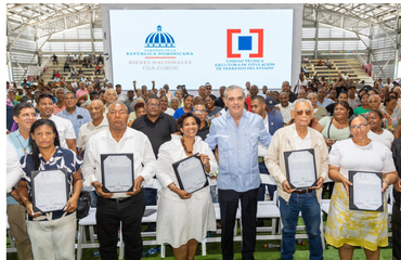 Abinader entrega más de 2,300 títulos en Domingo Savio