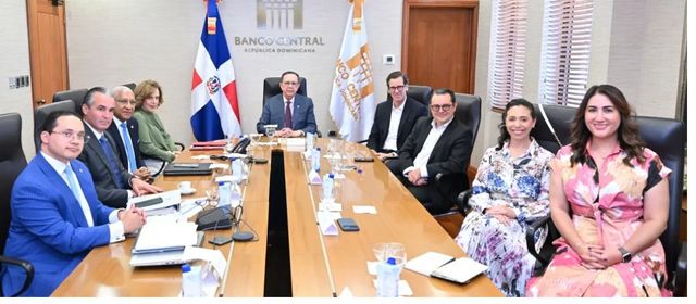Valdez Albizu recibió visita de una delegación ejecutiva del Citibank