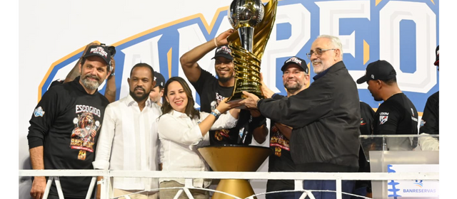 Banreservas entrega copa al Escogido campeón 25-26