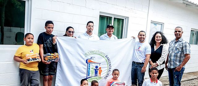 VB dona juguetes y ropa en la comunidad La Leonor, provincia Santiago Rodríguez