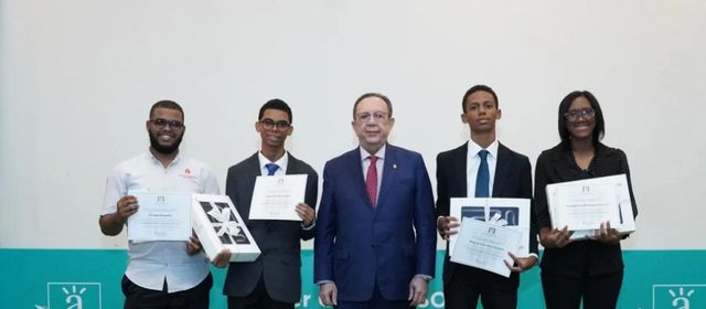 BCRD premia a ganadores de su XIII competencia académica "Economistas del Futuro"