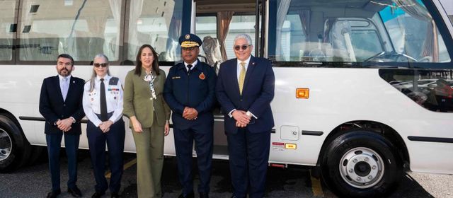 Banreservas dona minibús al Cuerpo de Bomberos del Distrito Nacional