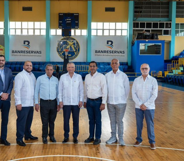 Aguilera resalta labor social y comunitaria del Club Mauricio Báez en visita institucional