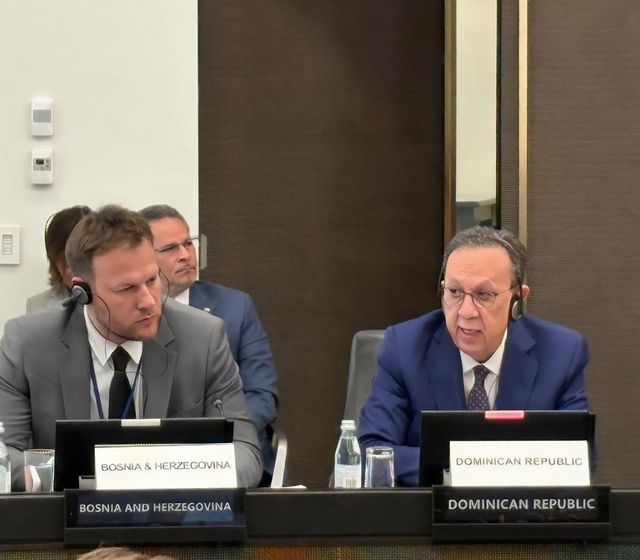 Valdez Albizu participa en mesa redonda de alto nivel sobre fraude digital en servicios financieros