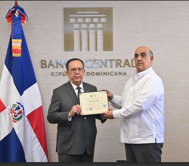 Gobernador Valdez Albizu recibe reconocimiento del Colegio Dominicano de Economistas
