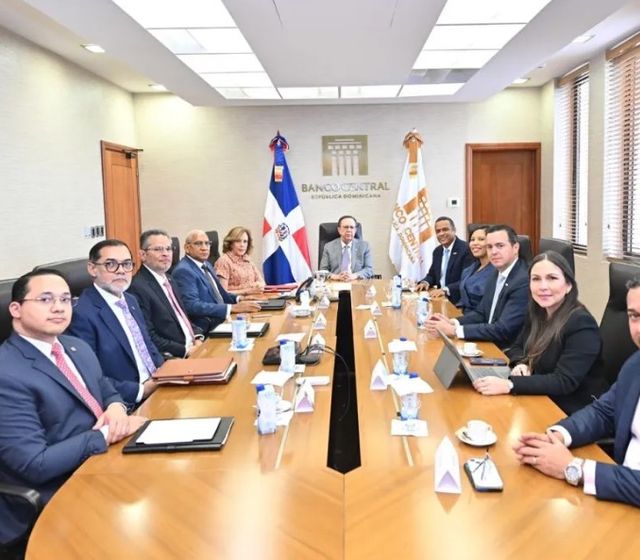 Valdez Albizu recibe nueva directiva de ADOFINTECH y destaca avances del nuevo sistema de pagos instantáneos