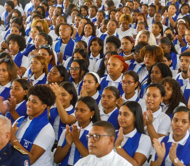 Abinader encabeza graduación jóvenes programa 14-24 y abre destacamento policial en el Sur