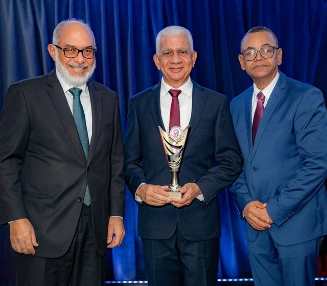 Presidente Senado recibe reconocimiento por su gestión y aportes legislativos