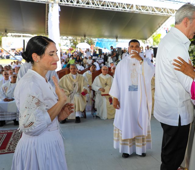 Abinader asiste a ceremonia por creación de la diócesis Stella Maris y ordenación de monseñor Ruiz de la Rosa