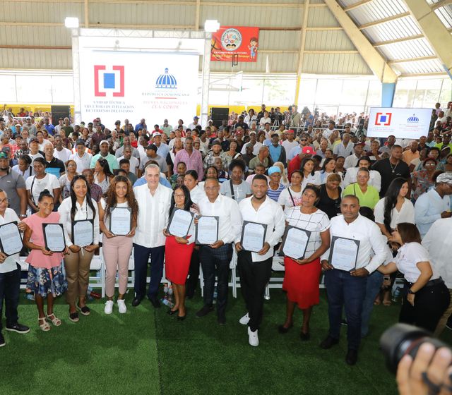 Abinader celebra cumpleaños entregando títulos de propiedad a 1,800 familias en municipio de Quisqueya