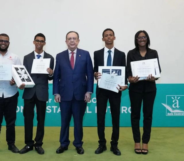 BCRD premia a ganadores de su XIII competencia académica "Economistas del Futuro"