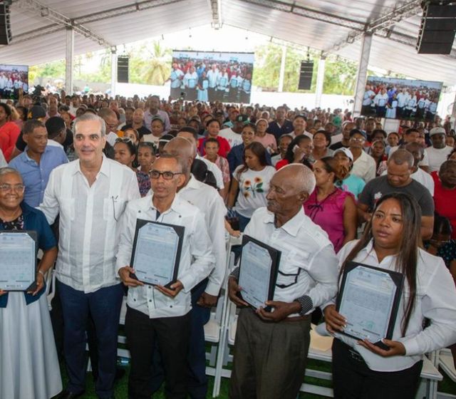 Abinader entrega 3,100 títulos de propiedad en Palmarejo-Villa Linda