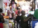 Amas de casa dominicanas advierten que el dinero ya no alcanza ni para un día de compra