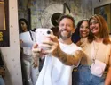 Noel Schajris celebra la música y el vinilo en un encuentro con sus fans en Café Pasta