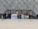 Estudiantes bloquean el Museo del Louvre en apoyo a protestas nacionales en Francia