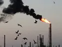 Petróleo sube más de 1% y amenaza los 100 dólares por escalada entre EE.UU. e Irán en el estrecho de Ormuz