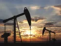 El petróleo WTI sube 5% y cierra en 82,13 dólares por dudas sobre reapertura de Ormuz