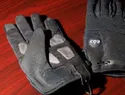 Informe militar revela que guantes de descarga eléctrica comprados por ICE provocan dolor, sumisión y miedo