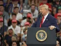 Trump defiende su gestión en seguridad, inmigración e inversión durante mitin en Fort Myers, Florida