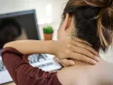Cinco estiramientos para proteger el cuello del daño de la mala postura y las pantallas