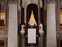 Hablando del rey de Roma, por la puerta asoma: un refrán que invita a la prudencia
