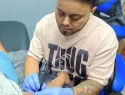 Mujeres y adultos de hasta 72 años dominan la clientela en los estudios de tatuajes