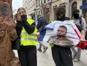 Francia: incendios en edificios públicos y saqueos en comercios durante protestas por el costo de vida