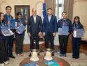 Abinader recibe a los cinco jóvenes que impusieron récord mundial de lectura en voz alta