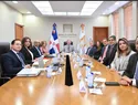 Gobernador Valdez Albizu recibe consejo directivo de LIDAAPI