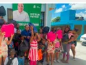 Pavón entrega útiles escolares y critica al Gobierno por falta de cupos