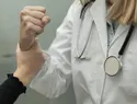 OPS alerta que la violencia contra el personal de salud persiste en las Américas