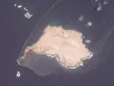 Derrame de buque sancionado frente a Omán alcanza 390 km²