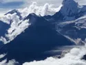 Un video muestra el colapso de un glaciar en la frontera entre Nepal y China que provocó una avalancha y un deslizamiento de tierra