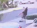 Video de vigilancia muestra a un hombre persiguiendo e intentando secuestrar a una mujer de 24 años en Hawái