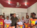 César Ruiz entrega chalecos salvavidas a Cruz Roja en Las Terrenas