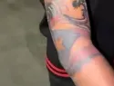 Controversia entre dominicanos y puertorriqueños por tatuaje de Dalvin La Melodía