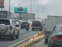 Dobles parqueos, motos y limpiavidrios desafían orden vial en Santo Domingo