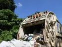 Camiones de basura averiados convierten calle en La Isabela en un foco de contaminación