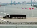 Canadá impone aranceles de represalia por 20,000 millones de dólares a productos de EE. UU. y Trump amenaza con bloquear ventas de Bombardier