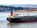 Petróleo cae tras oferta saudí de cargamentos adicionales a Asia a través de Omán