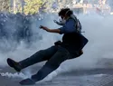 Francia: policía dispersa con cañones de agua a miles de estudiantes en la Bastilla
