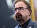 La Cámara Baja de EE.UU. sanciona al representante republicano Chuck Edwards por acusaciones de conducta inapropiada