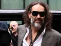 Fiscalía británica califica a Russell Brand de "depredador sexual calculador y manipulador"