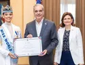 Abinader recibe a Joheirry Mola tras ganar Miss Mundo 2026 y le entrega Medalla al Mérito Civil