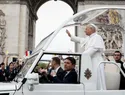 Multitudinario recorrido del papa León XIV en papamóvil por París antes de la misa en la Plaza de la Concordia