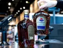 EE.UU. prohíbe importaciones de bebidas alcohólicas canadienses por US$800 millones en medio de guerra comercial