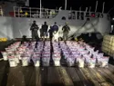Intervienen narcolancha con dos hombres y 389 paquetes de presunta cocaína