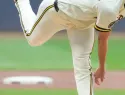 Misiorowski hace historia en postemporada con lanzamiento de 104.8 mph