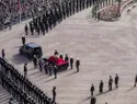 El féretro del rey Harald V llega a la Catedral de Oslo entre salvas y un minuto de silencio