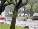 Aluvión en Las Condes arrastra vehículos y un autobús tras intensas lluvias en Santiago de Chile